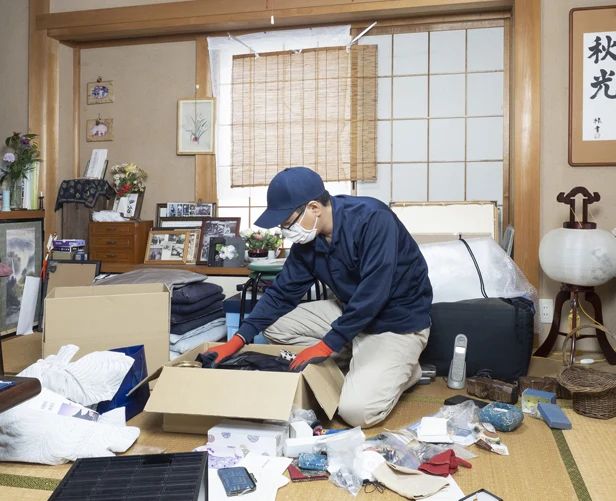 遺品整理の作業風景